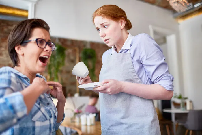 30 Everyday Red Flags That People Believe Reveal Someone’s Real Character