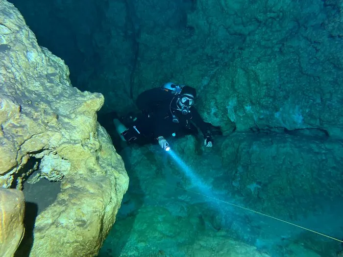 21 Terrifying Stories That Might Make You Never Go Underground Or Underwater
