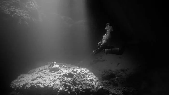 21 Terrifying Stories That Might Make You Never Go Underground Or Underwater