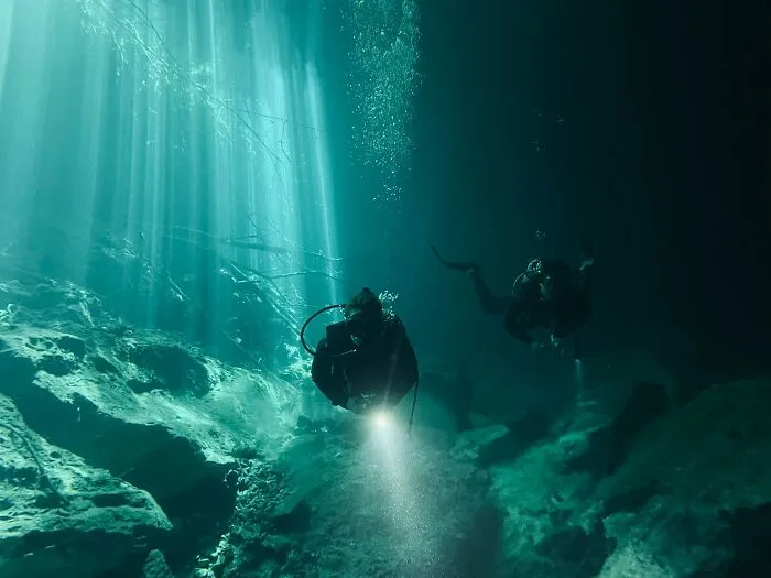 21 Terrifying Stories That Might Make You Never Go Underground Or Underwater