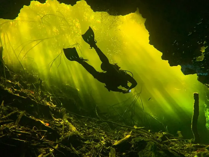 21 Terrifying Stories That Might Make You Never Go Underground Or Underwater