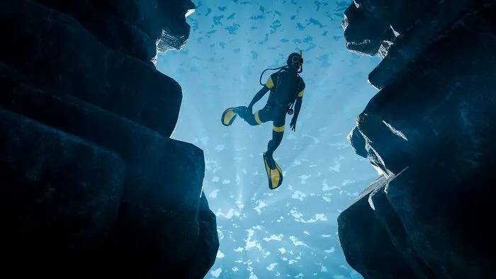 21 Terrifying Stories That Might Make You Never Go Underground Or Underwater