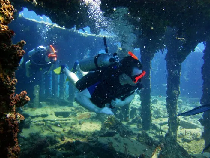 21 Terrifying Stories That Might Make You Never Go Underground Or Underwater
