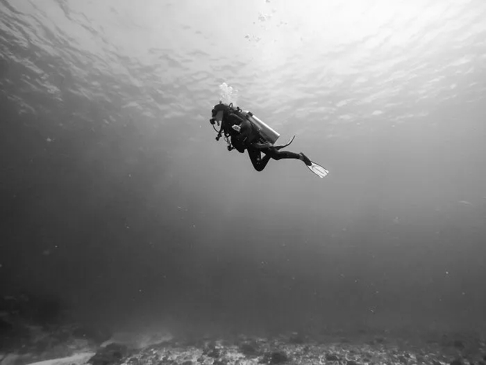 21 Terrifying Stories That Might Make You Never Go Underground Or Underwater