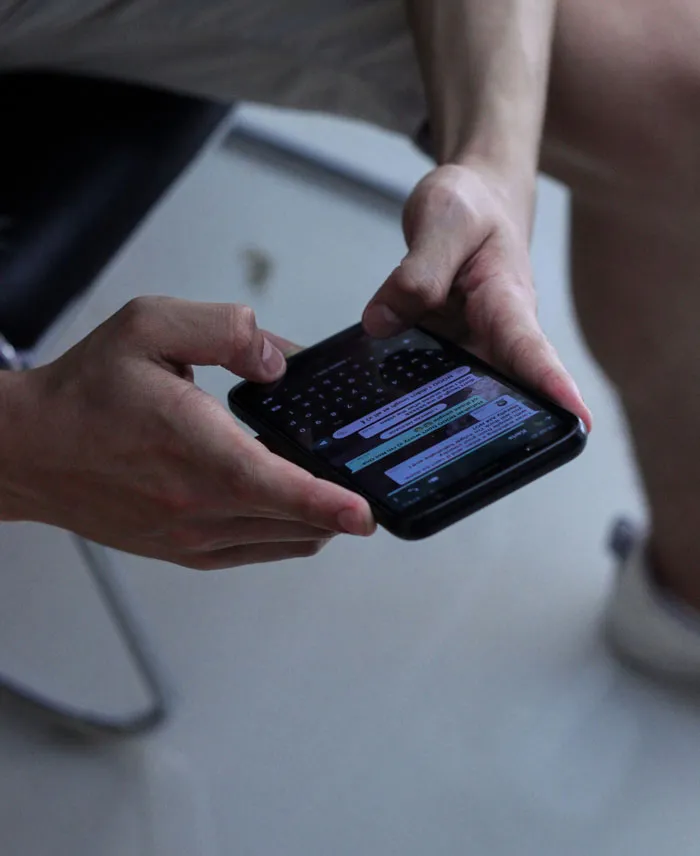 “My Dad Sucked”: 67 People Reveal What They Found When Unlocking Their Late Parents’ Phones