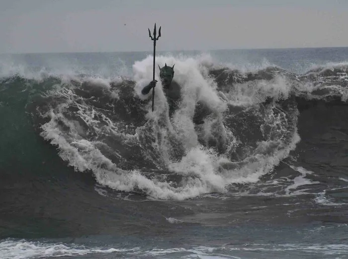 Neptuno emerge del mar: una estatua que desaparece y reaparece con las olas.