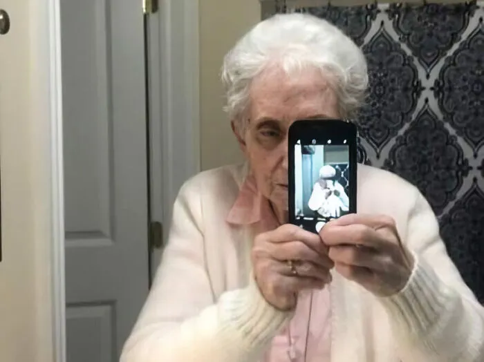 El primer intento de mi abuela de 83 años de tomarse un selfie