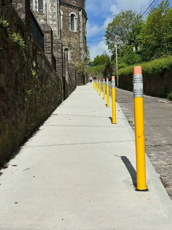 En Irlanda hemos empezado a utilizar estos bolardos con forma de lápiz para proteger las aceras aledañas a las escuelas.