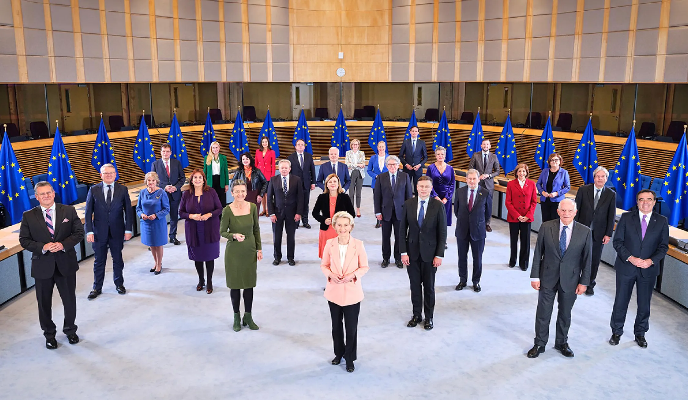 Members of the European Commission posing for a photo. A Europe edition General Knowledge Quiz on the main role.