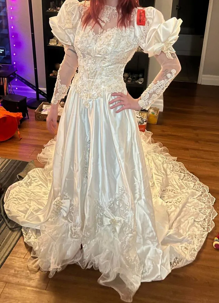Roommate Found A Vintage Wedding Dress For $40, The Kicker Is That It Fits Her Perfectly!