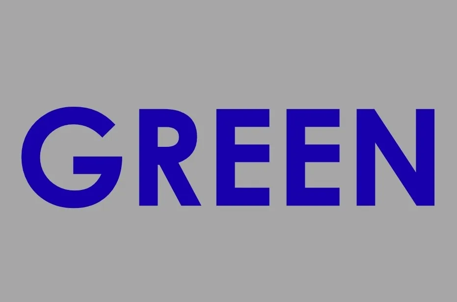 The word GREEN in a striking color blue against a gray background, challenging perception and picking the color blue.