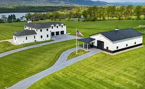 52 Times People Took Inspiration From Mansions But What They’ve Built Was A Version From Temu