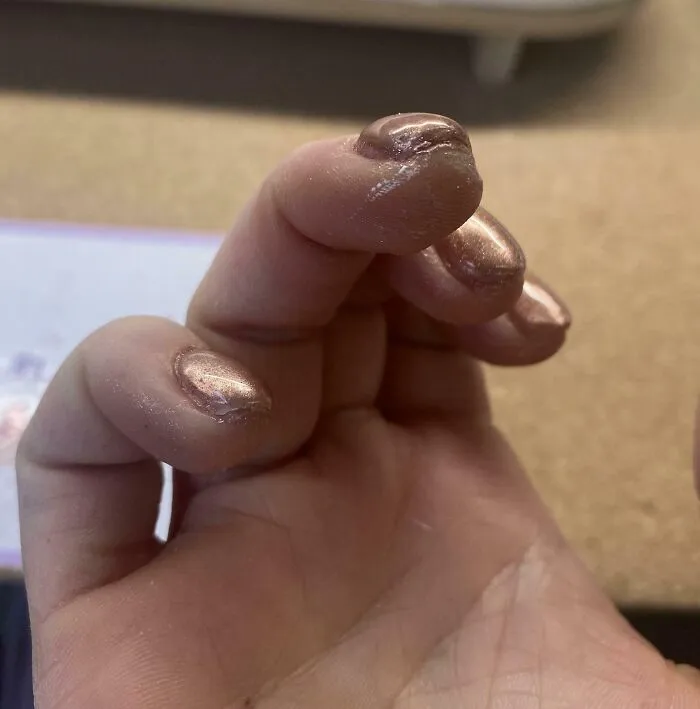 Literalmente lloré en el salón. Normalmente soy tranquila con mis uñas, pero este set era tan malo que les pedí que me lo quitaran y me fui.
