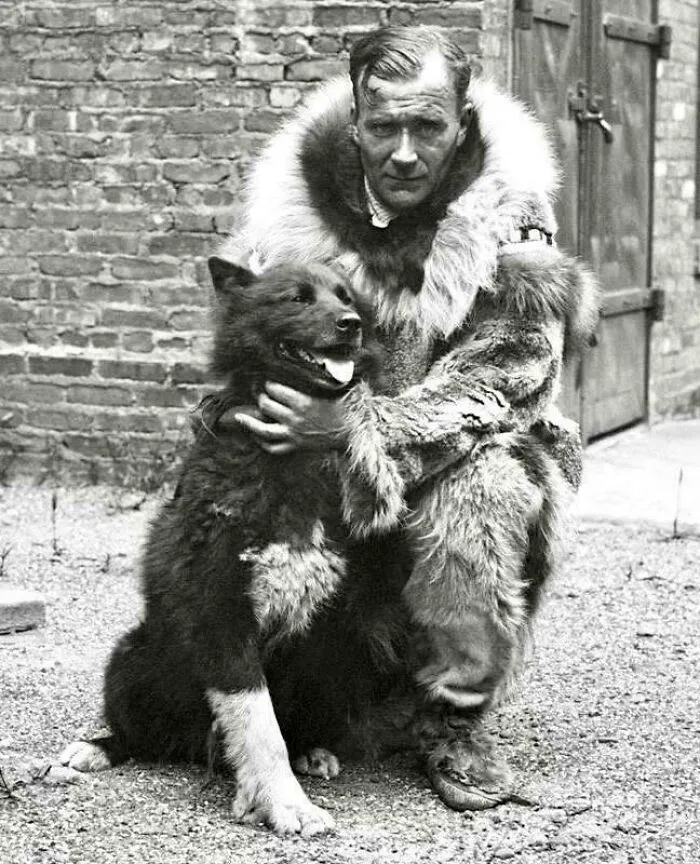 Gunnar Kaasen, un musher noruego, y su perro líder Balto, quienes transportaron la antitoxina contra la difteria a Nome, Alaska, salvando a la ciudad de una epidemia, 1925.