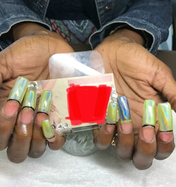 Nunca había visto a una manicurista tan delirante.