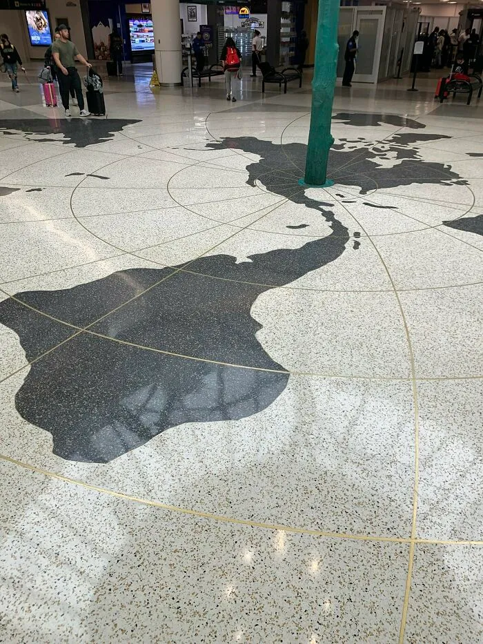 Este mapa del mundo en el aeropuerto de Houston puso Sudamérica patas arriba