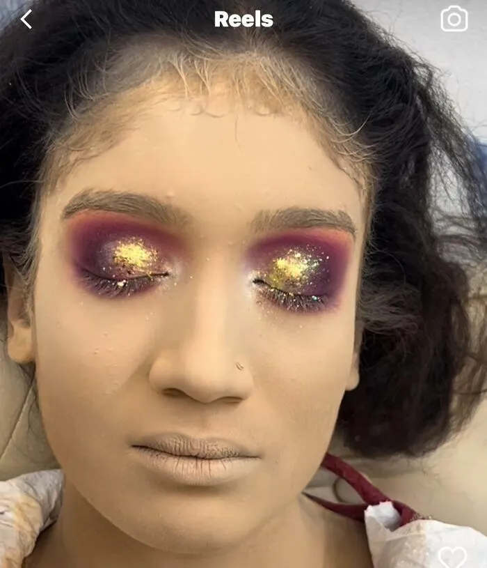 Tiene maquillaje hasta en el pelo