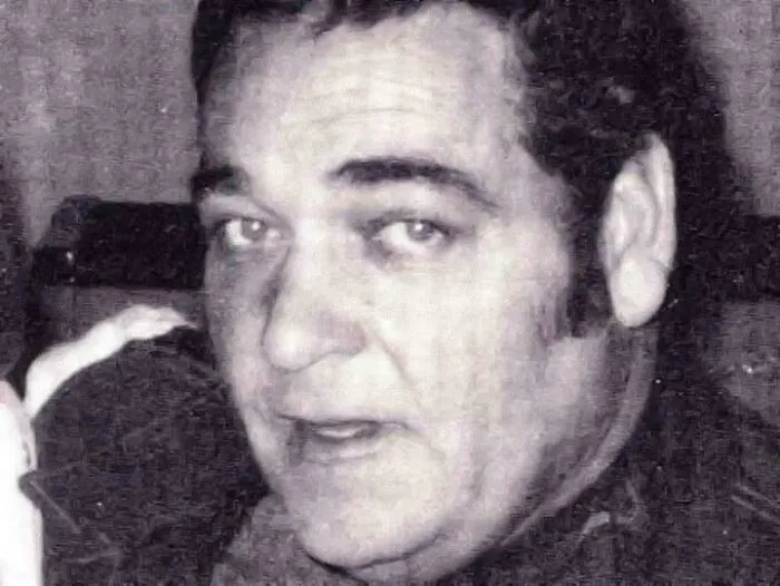 Después de años de cometer crímenes como abuso infantil, violación estatutaria, agresión y incendio provocado, Ken McElroy fue confrontado y asesinado en 1981 por una turba de más de 50 personas en Skidmore, Missouri.