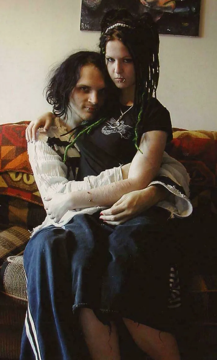 En 2007, Sophie Lancaster, una joven gótica de 20 años, y su novio estaban paseando por un parque en Bacup cuando una pandilla los atacó