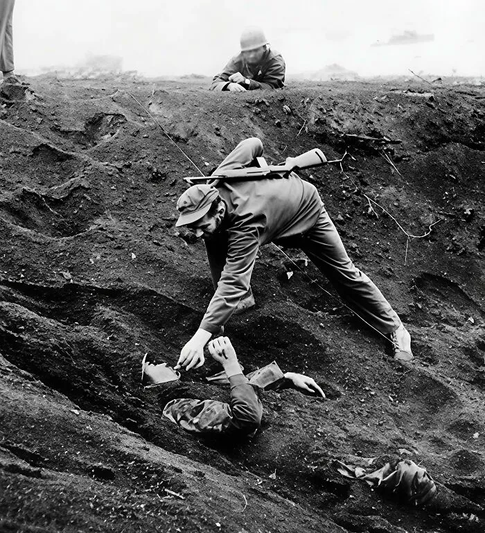 Un infante de marina estadounidense se acerca a un soldado japonés en Iwo Jima, 16 de marzo de 1945