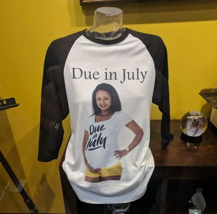 Ese momento incómodo en el que accidentalmente imprimes una foto de una modelo con una camiseta similar en la camiseta que hiciste.