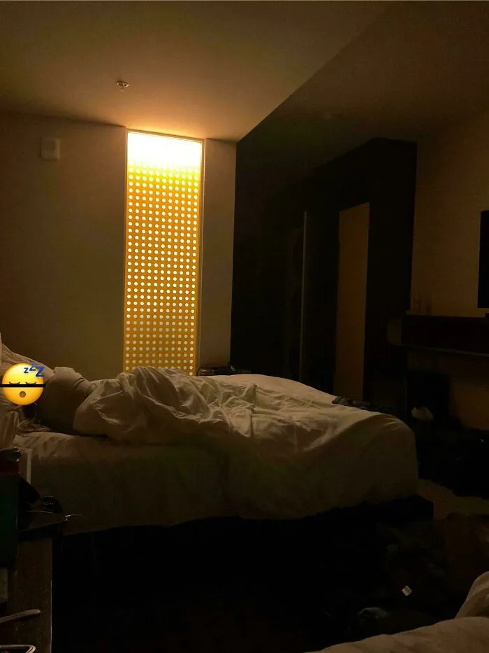 La habitación del hotel se ilumina por completo cuando alguien enciende la luz del baño.