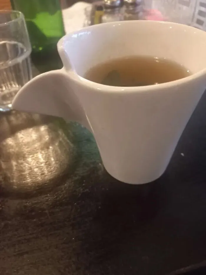 La taza que me dieron en un restaurante, sí, se supone que ese es el asa, incluso al camarero le costaba sujetarla.