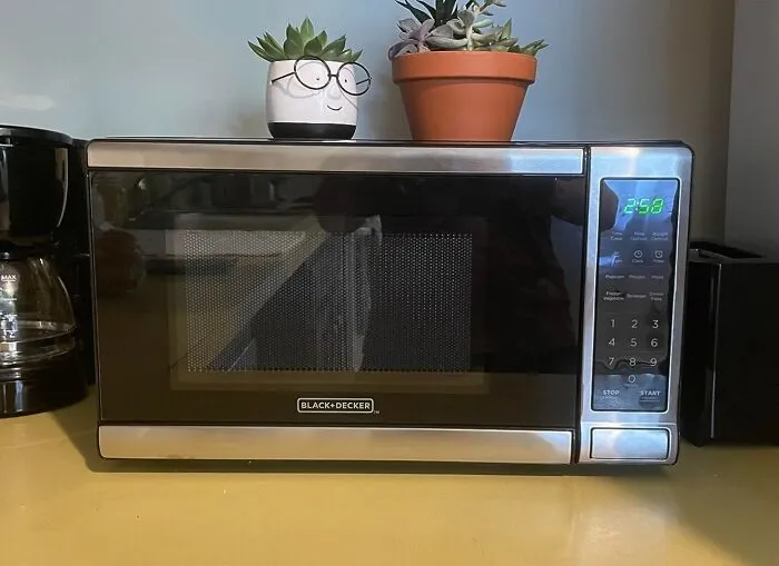 Reliable, Compact, And Completely Unpretentious About What It Does, The <a Style="Display:inline;" Href="Https://Www.amazon.com/Black-Decker-Em720cb7-Microwave-Push-Button/Dp/B07hgh1kg6?ie=utf8&th=1&linkcode=ll2&tag=bpzebra-20&linkid=2cb546a9b154b49556d8bee2836fd064&language=en_us&ref_=as_li_ss_tl" Target="_blank">  <span Style="Font: Inherit; Color: #d74b1f;"> Black And Decker Microwave </Span> Is The Kitchen Workhorse That Earns Its Counter Space 