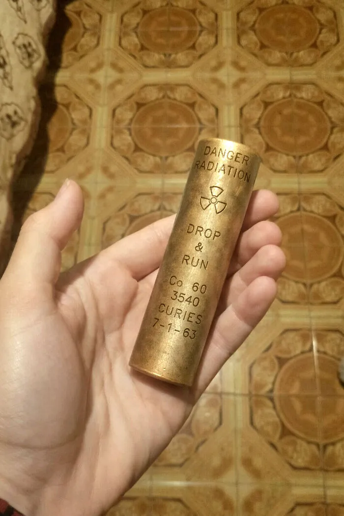 ¿Puedes decirme qué es esto tan pequeño y brillante?