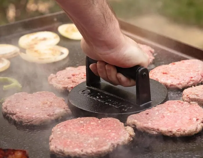 Backyard Burger Nights Go From Good To "Where Did You Learn To Cook Like That" The Moment A <a Style="Display:inline;" Href="Https://Www.amazon.com/Cuisinart-Cisb-111-Smashed-Burger-Press/Dp/B07szfhkvz?dib=eyj2ijoimsj9.4rtoh_qppukzpayuie0mffiokl44fzi99jfdzjnhgrnquf8av1bz2wdqjacouqzgh2ekdrd1ukcdbg_l2rg-K6z03cqlvk9eemxc5omzzd5ixkalxpznkqmq8fcyeonj500unpscrwudadwvifbpxxwdju9l1iaw1js7i_bjod2m_mnmhvh0vmgg2sjr55olnekgxfiyxzvzlj8mgippduqv6anfqjs-03bczi89zw4.rhlchgn_vlfhpawebivbco7xcupla6vkedgycv3sagu&dib_tag=se&qid=1781763508&sr=8-8&srs=211821377011&th=1&linkcode=ll2&tag=bpdeer-20&linkid=758e691c1cdc40b2d5d596fc15574081&language=en_us&ref_=as_li_ss_tl" Target="_blank">  <span Style="Font: Inherit; Color: #d74b1f;"> Cast Iron Smashed Burger Press </Span> Gets Involved And Dad Starts Taking The Whole Operation Very Seriously