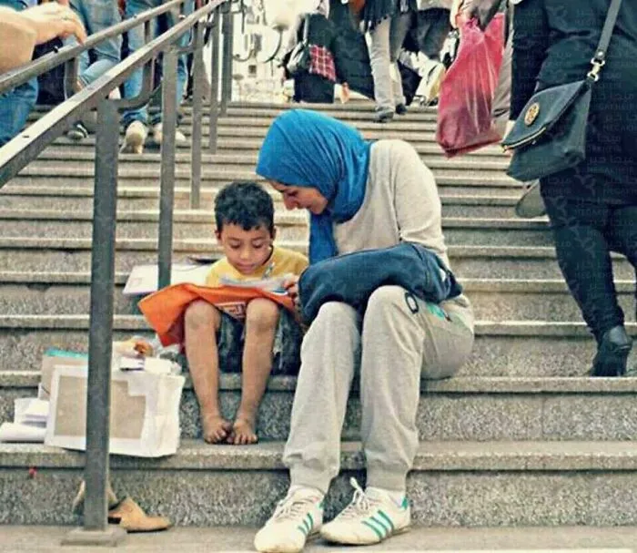 This Girl In Egypt Spends Time Teaching A Street Vendor Child How To Read And Write After Exiting The Subway Every Day