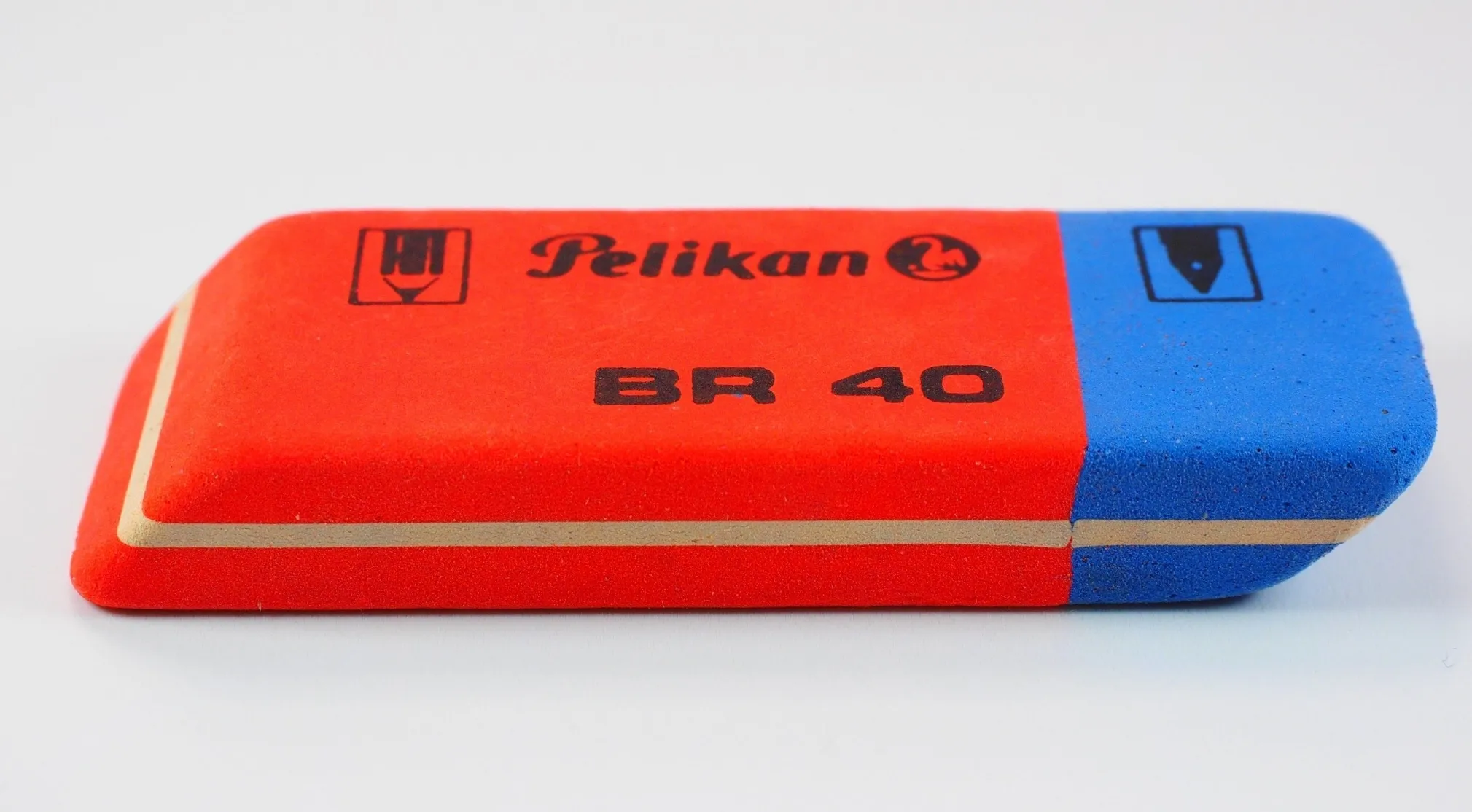 A two-toned Pelikan American eraser, half red and half blue, with Pelikan BR 40 text, against a white background.