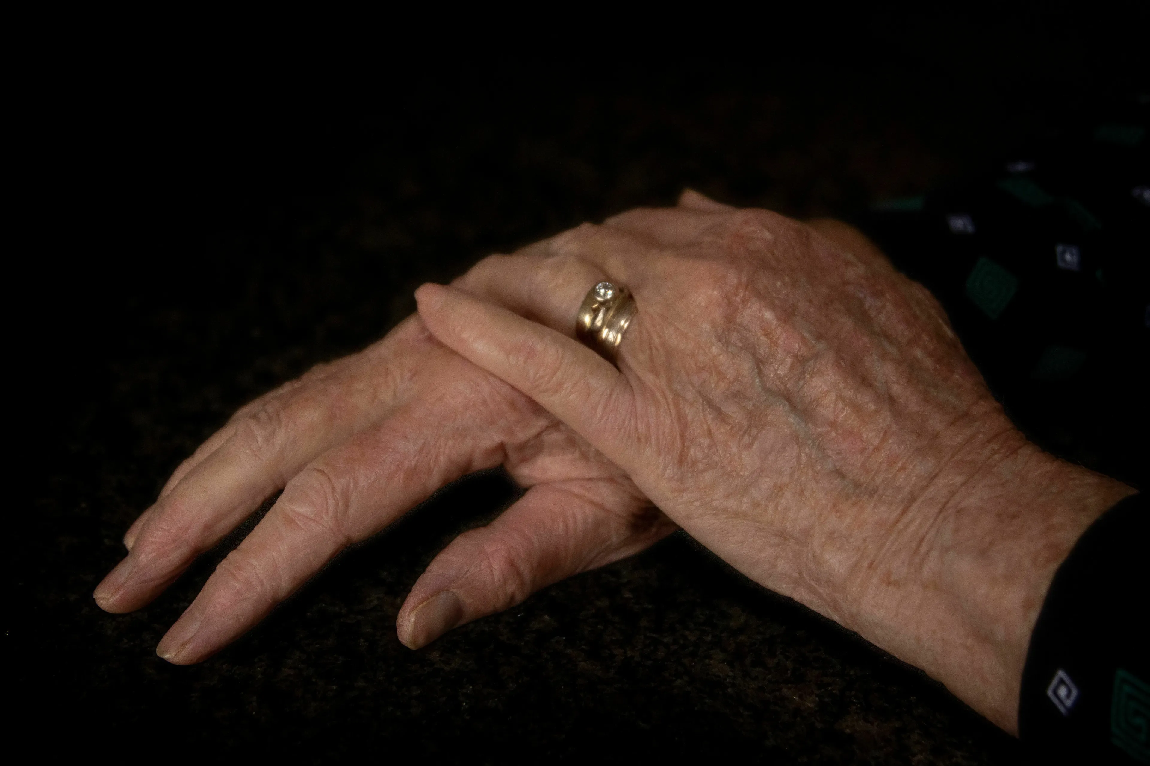 Basic Medical Knowledge Quiz: Close-up of hands, illustrating deoxygenated blood flowing back to the heart through the veins.