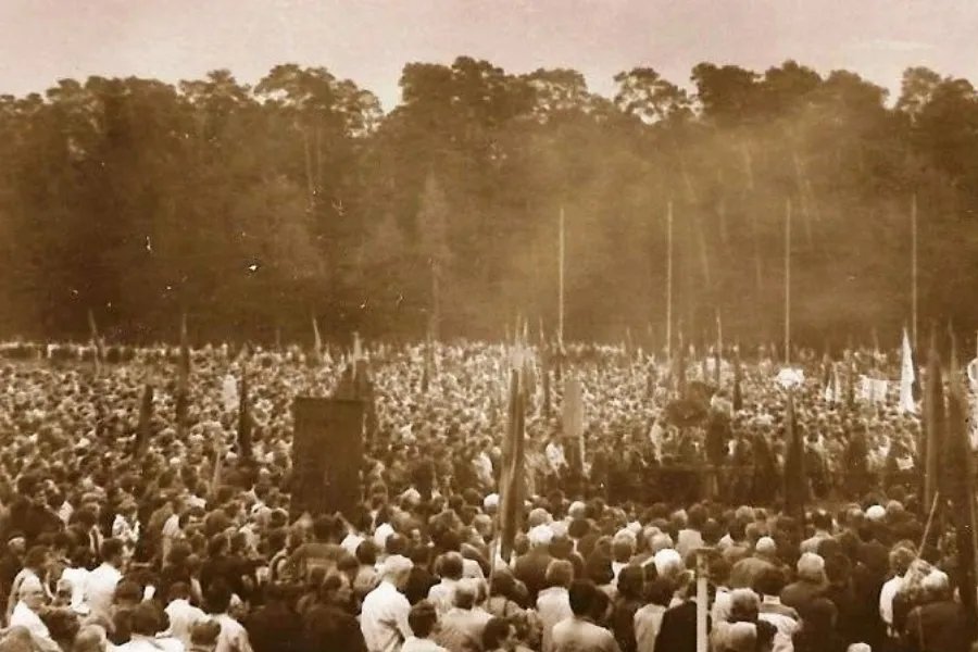 A sepia-toned image of a massive crowd gathered outdoors, possibly a political rally leading to the dissolution of the USSR.