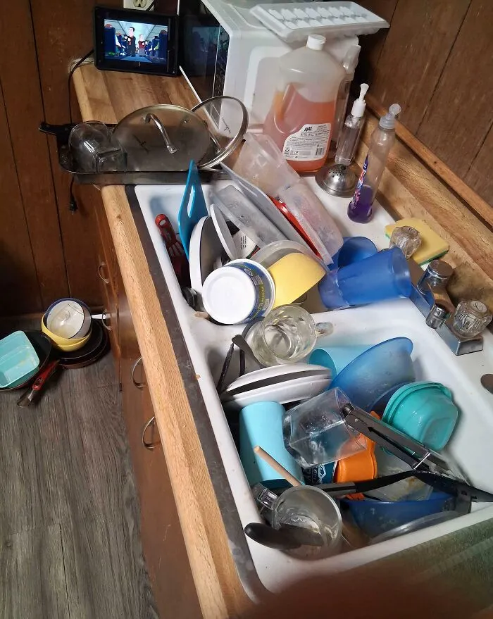 I Was Sick For Over A Week, Girlfriend Let The Dishes Pile Up The Whole Time