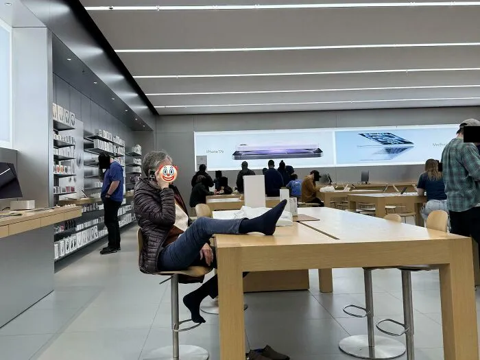 An Entitled Lady Took Off Her Shoes And Put Her Stinky Feet On The Table At The Apple Store. Her Feet Reeked So Badly  