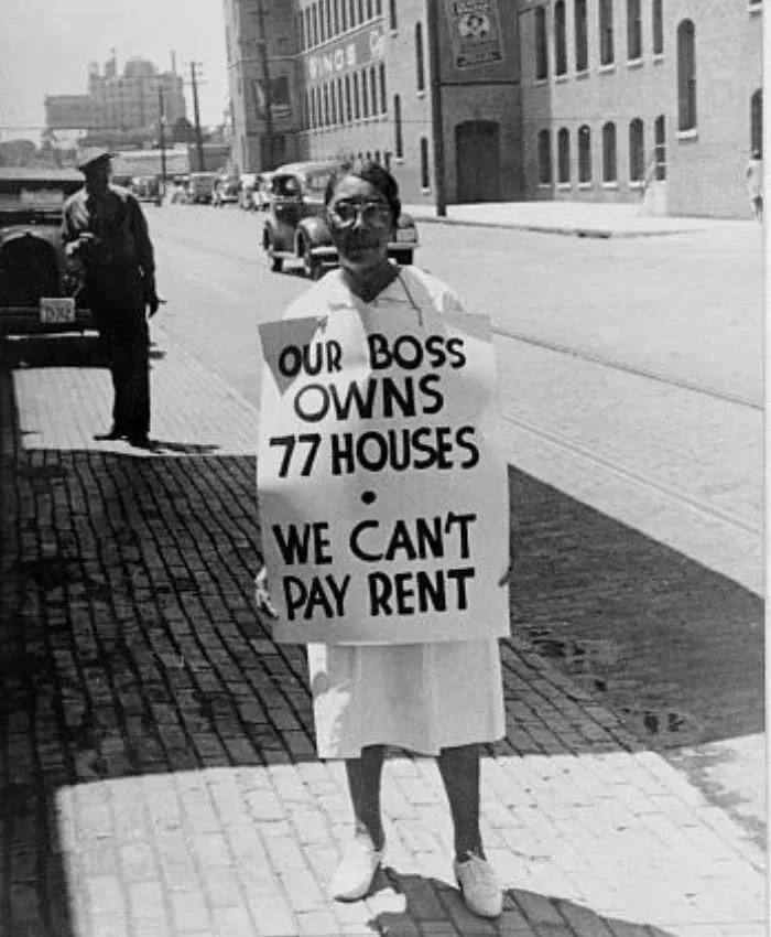 Una mujer protesta contra la desigualdad económica en Carolina del Norte (década de 1930).