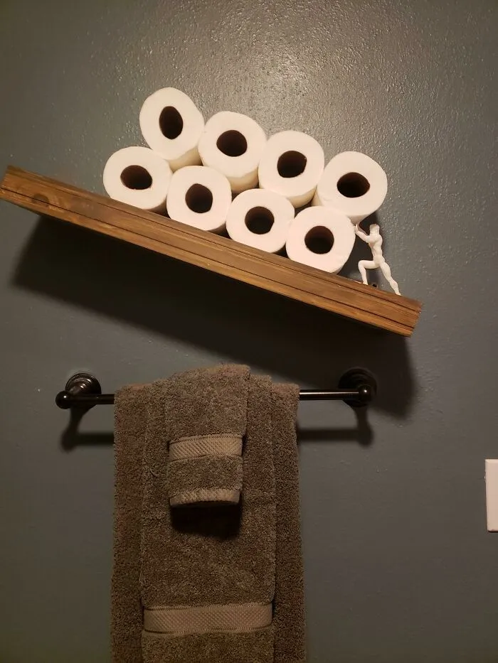 Imprimí una estatua de Sísifo para empujar mi papel higiénico en un estante para toda la eternidad
