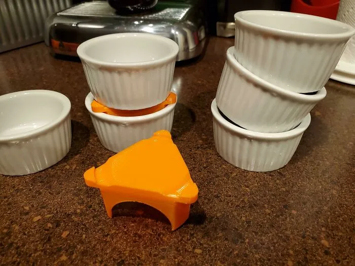 Diseñé este mini organizador de ramequines para que no se caigan en el armario.