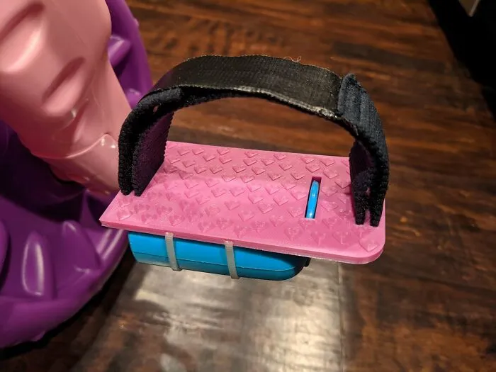 Mi suegra me preguntó si podía ayudarla a modificar un triciclo para que la prótesis de pie de mi sobrina no se resbalara del pedal. Se me ocurrió esto.
