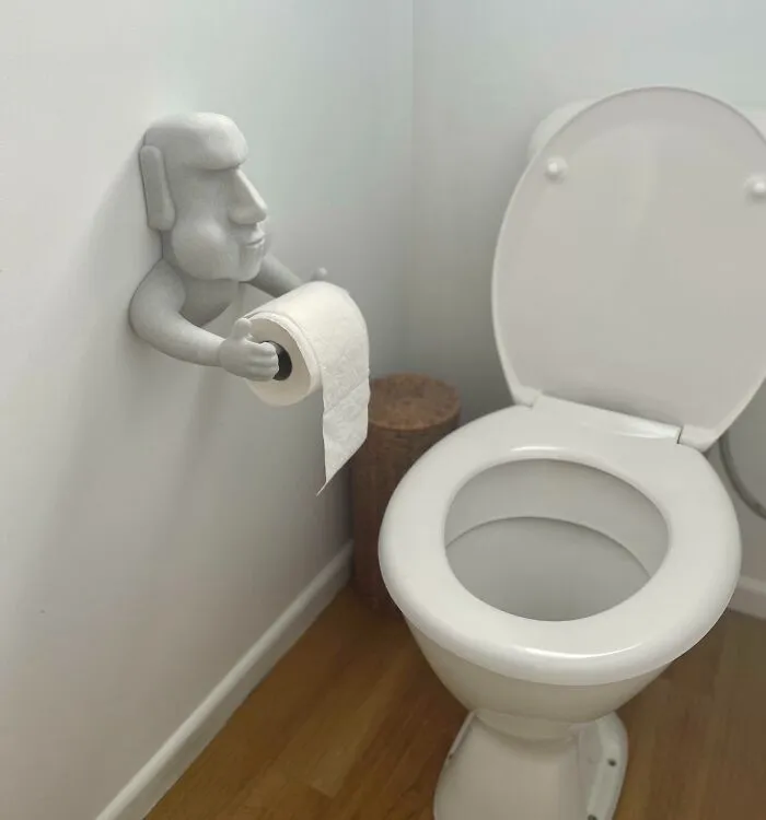 Imprimí en 3D un soporte para rollo de papel higiénico en forma de 🗿, está conteniendo la respiración
