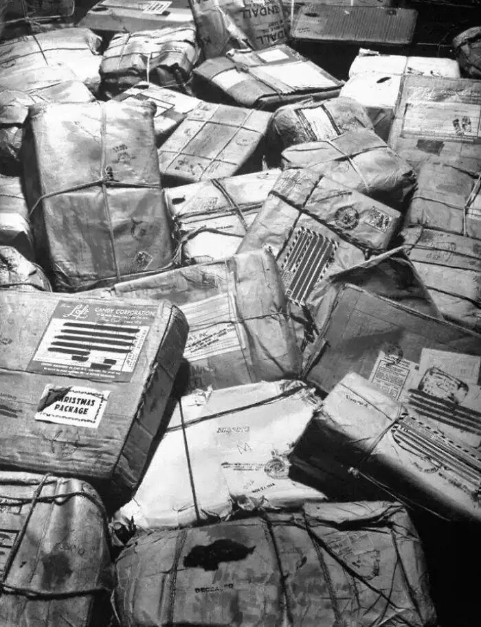 Paquetes navideños destinados a soldados caídos o desaparecidos en combate esperan sellos de "Devolver al remitente". Ciudad de Nueva York, 1944.