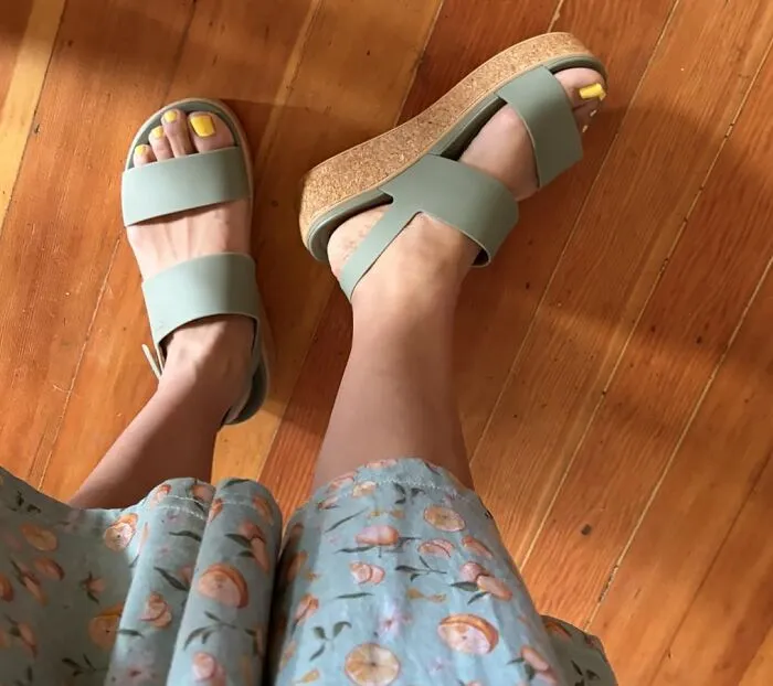 Comfort Finally Got A Glow Up And <a Style="Display:inline;" Href="Https://Www.amazon.com/Crocs-Womens-Brooklyn-Wedge-Medium/Dp/B0frqf7tzs?ie=utf8&th=1&psc=1&linkcode=ll2&tag=bpcorgi-20&linkid=b7d19339dbf10a22d4a3f344f651bbbc&language=en_us&ref_=as_li_ss_tl" Target="_blank">  <span Style="Font: Inherit; Color: #d74b1f;"> Crocs Women's Low Wedges </Span> Are The Proof That Nobody Has To Choose Between Looking Good And Actually Enjoying The Walk Anymore