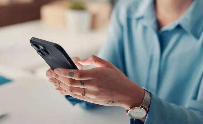 “My Dad Sucked”: 67 People Reveal What They Found When Unlocking Their Late Parents’ Phones