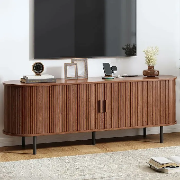 A Living Room That Finally Looks Pulled Together Starts With A <a Style="Display:inline;" Href="Https://Www.amazon.com/Comfycorner-Console-Sliding-Entertainment-Adjustable/Dp/B0fc2lyj39?dib=eyj2ijoimsj9.8pad3ozdc687vtwzzybhmi4zfcqnsishoivn3cpm3sidckrxqctszvo0eifnz-L7osm8fysafplklq7yva9c1u7zxjtuoetyc9hne0mnvl-Dyekq8uu6cyzj4cchz-L2u23te5qswqx8bezjfxlsiomrsjg2muo9t3u-J3mztzk.bwrkdbm72n1_5cb6si7crye2qcsamn8krufv6-Qoheg&dib_tag=se&qid=1781763542&srs=211821377011&xpid=6zlrakohvvzrd&th=1&linkcode=ll2&tag=bpdeer-20&linkid=ff0a6b7b6131e5cc28aa2355940b16eb&language=en_us&ref_=as_li_ss_tl" Target="_blank">  <span Style="Font: Inherit; Color: #d74b1f;"> Fluted TV Stand With Power Outlet </Span> That Hides Every Cable, Charges Every Device, And Makes The Whole Setup Look Like Someone Actually Planned It From The Beginning
