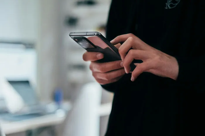 “My Dad Sucked”: 67 People Reveal What They Found When Unlocking Their Late Parents’ Phones
