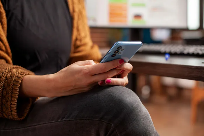 “My Dad Sucked”: 67 People Reveal What They Found When Unlocking Their Late Parents’ Phones