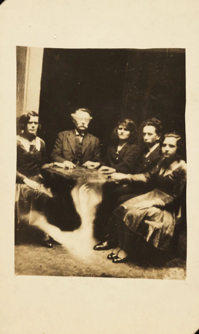 A Séance 1920
