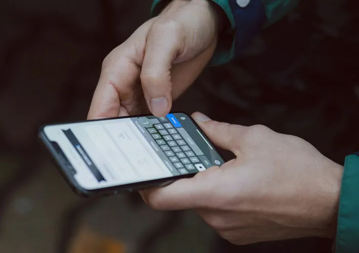 “My Dad Sucked”: 67 People Reveal What They Found When Unlocking Their Late Parents’ Phones