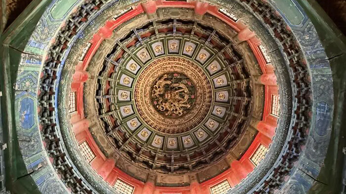 This Traveler Captured China's Many Contrasts In 33 Photos